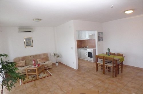 Foto 9 - Four Person Apartment With One Bedroom Located Near Beach