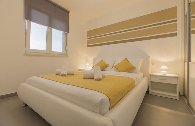 Lux Apartments - Photo 7