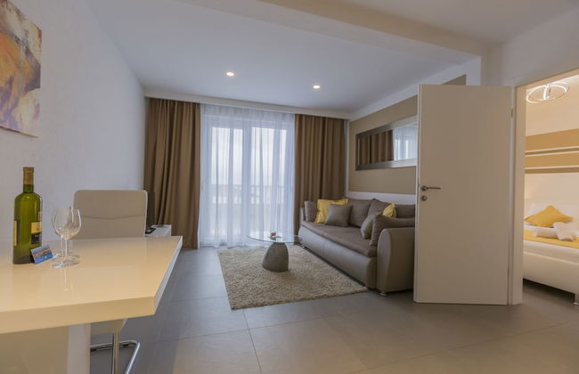 Lux Apartments - Photo 2