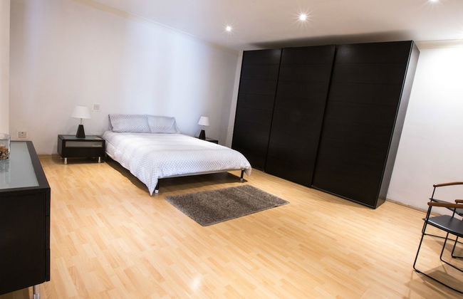 Bright, Spacious and Right in the Center - Foto 7