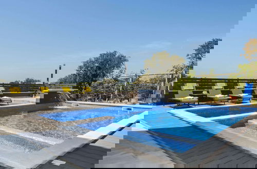 Foto 2 - Villa with Swimming Pool, Outdoor Kitchen, Sauna, Hot Tub, Play Area, Sea View