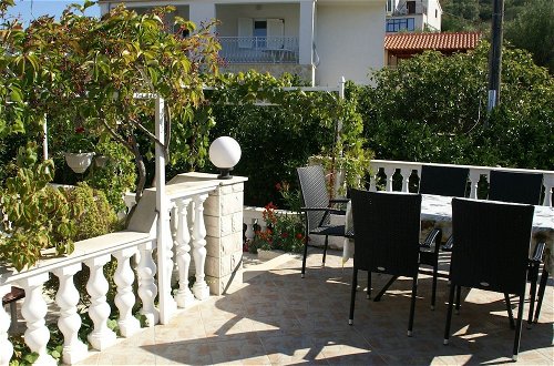 Photo 11 - Charming Apartment in Vinisce With Jetty