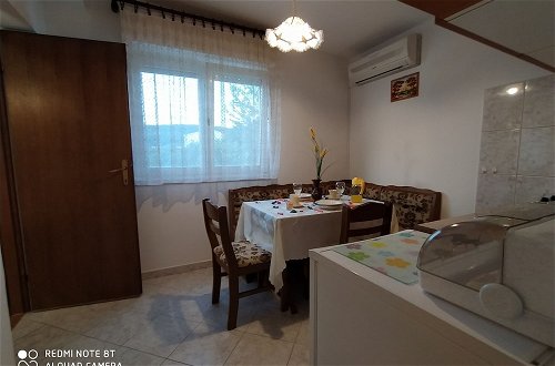 Photo 19 - Charming Apartment in Vinisce With Jetty