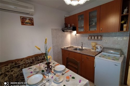 Photo 20 - Charming Apartment in Vinisce With Jetty