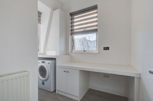 Photo 4 - Contemporary 3-bed Apartment in Fulham, London