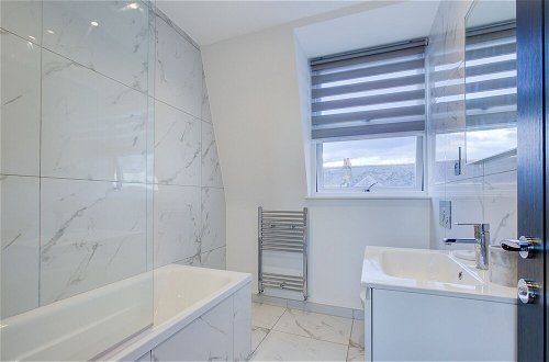 Foto 19 - Contemporary 3-bed Apartment in Fulham, London