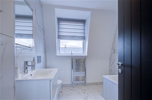 Photo 17 - Contemporary 3-bed Apartment in Fulham, London