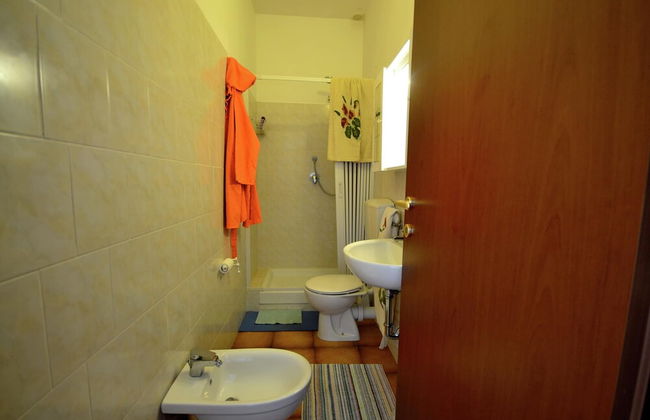 Sunlit Home With Pool - Photo 13