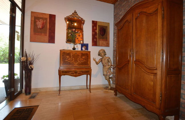 Luxury Villa with Swimming Pool near F1 Circuit - Photo 2