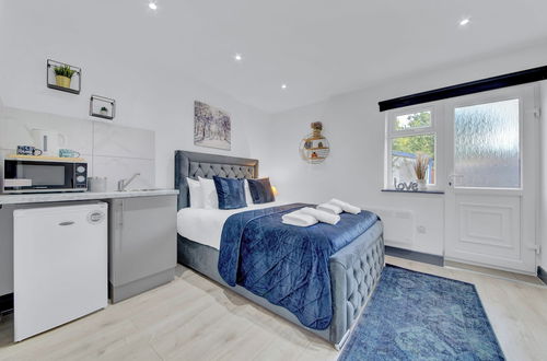 Photo 6 - Lovely 1-bed Studio in Feltham