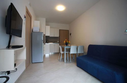 Foto 5 - Charming Flat for up to 6 Guests Near the Beach