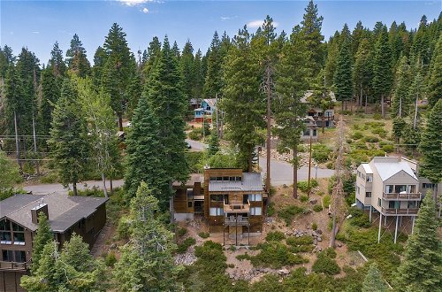 Foto 23 - Lake Tahoe Luxury Cabin by Avantstay Lake View