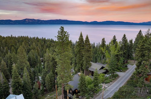 Foto 12 - Lake View, Firepit, Game Room Remodeled Lake Tahoe Luxury Cabin by Avantstay