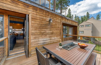 Photo 3 - Lake Tahoe Luxury Cabin by Avantstay Lake View