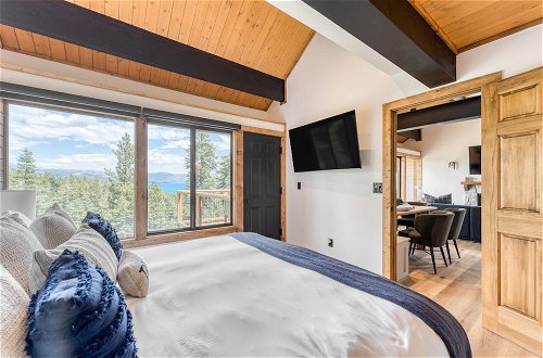 Foto 32 - Lake Tahoe Luxury Cabin by Avantstay Lake View