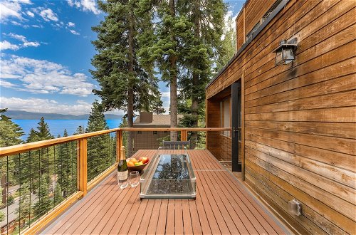 Foto 4 - Lake Tahoe Luxury Cabin by Avantstay Lake View