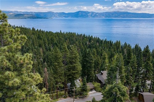 Foto 28 - Lake Tahoe Luxury Cabin by Avantstay Lake View