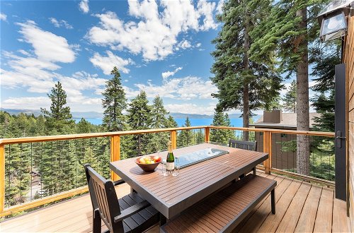Foto 28 - Lake Tahoe Luxury Cabin by Avantstay Lake View