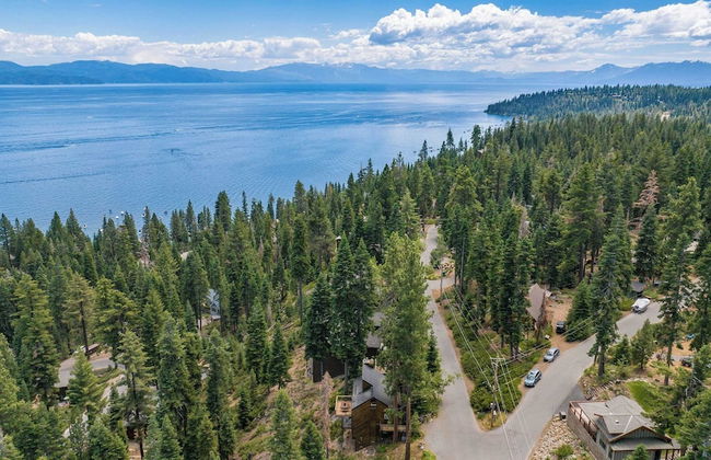 Lake View, Firepit, Game Room Remodeled Lake Tahoe Luxury Cabin by Avantstay - Foto 2