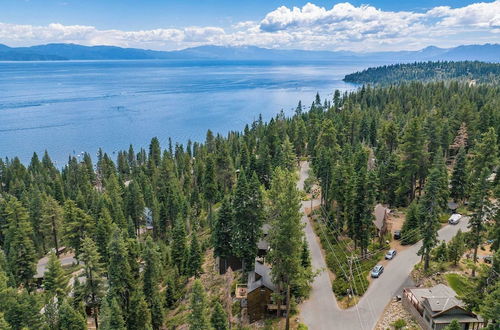 Photo 4 - Lake Tahoe Luxury Cabin by Avantstay Lake View