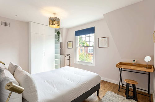 Photo 12 - Amazing 2 bed Maida Vale Apartment w/ Patio