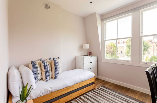 Photo 1 - Amazing 2 bed Maida Vale Apartment w/ Patio
