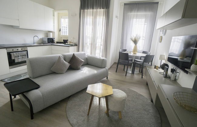 Charming and Modern Three-bedroom Apartment in the Heart of the City of Asti - Foto 1