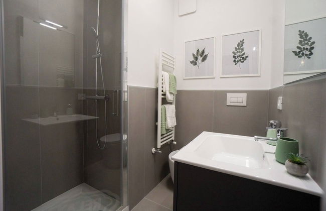 Charming and Modern Three-bedroom Apartment in the Heart of the City of Asti - Foto 13