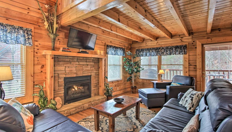 Foto 1 - Romantic Pigeon Forge Cabin Rental w/ Hot Tub