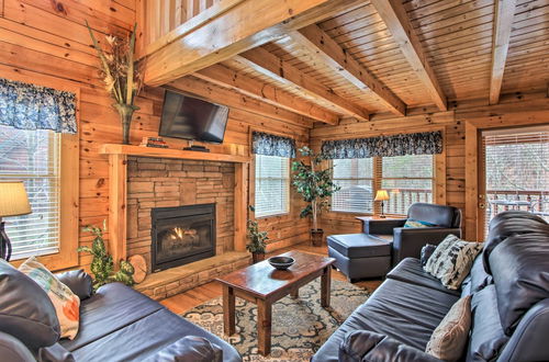 Foto 1 - Romantic Pigeon Forge Cabin Rental w/ Hot Tub