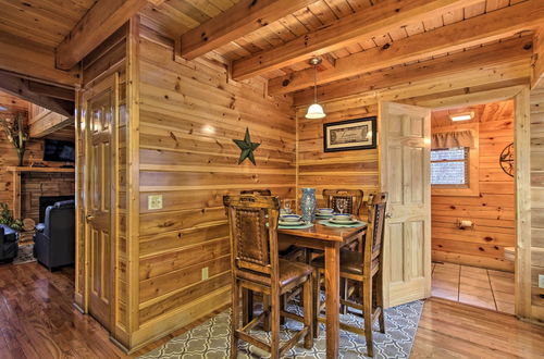 Foto 6 - Romantic Pigeon Forge Cabin Rental w/ Hot Tub