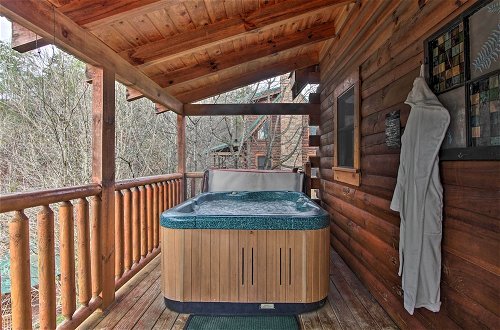 Foto 12 - Romantic Pigeon Forge Cabin Rental w/ Hot Tub