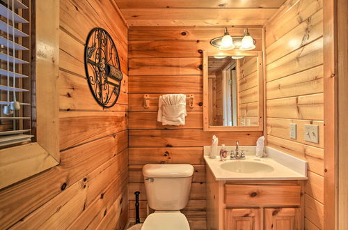 Foto 9 - Romantic Pigeon Forge Cabin Rental w/ Hot Tub