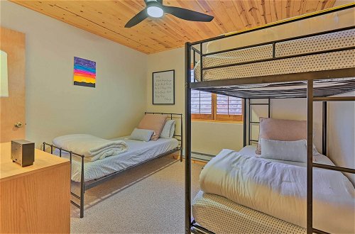 Foto 2 - Chalet-style Cabin w/ Wraparound Deck & Views