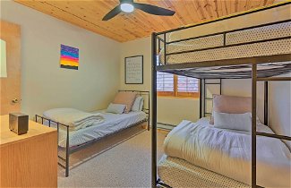 Foto 2 - Chalet-style Cabin w/ Wraparound Deck & Views