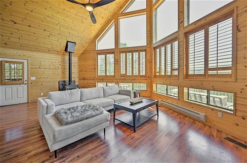 Foto 8 - Chalet-style Cabin w/ Wraparound Deck & Views