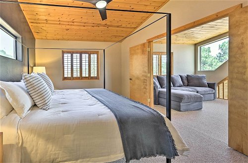 Foto 10 - Chalet-style Cabin w/ Wraparound Deck & Views