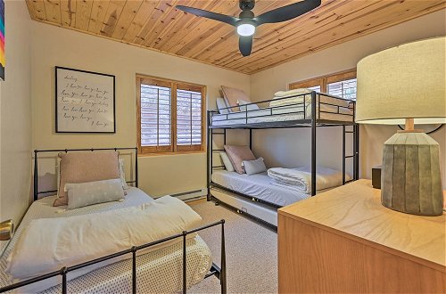 Foto 5 - Chalet-style Cabin w/ Wraparound Deck & Views