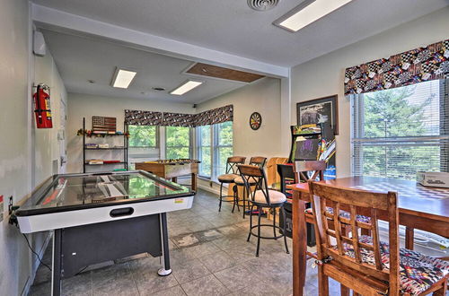 Foto 10 - Mountaintop Gatlinburg Condo w/ Community Pool