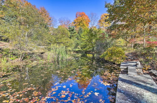 Foto 14 - Stunning Pawling Retreat w/ Ponds & Waterfall