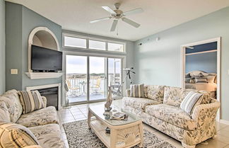 Foto 1 - Beautiful Waterfront Condo w/ Community Pool