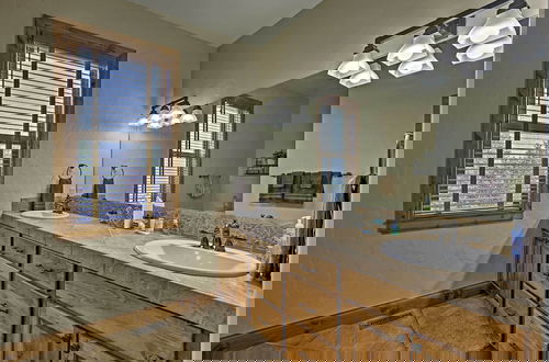 Foto 32 - Luxe Group Getaway in Granby: Golf, Ski, Hike