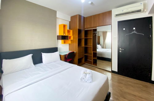 Photo 4 - Comfy And Minimalist 1Br At The Wave Kuningan Apartment