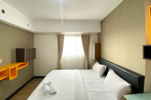 Foto 5 - Comfy And Minimalist 1Br At The Wave Kuningan Apartment