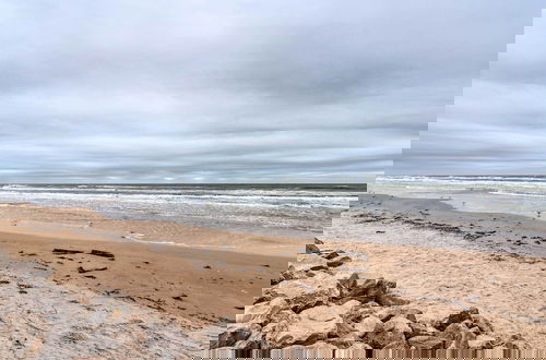 Foto 2 - Surfside Beach Gem w/ Deck - 1 Block to Shore