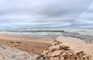 Foto 2 - Surfside Beach Gem w/ Deck - 1 Block to Shore
