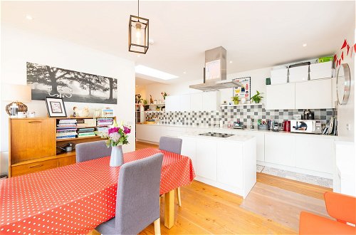 Foto 17 - Delightful Family Home With Garden in Balham by Underthedoormat