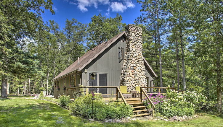 Foto 1 - Tranquil Riverside Home w/ Wraparound Deck & Views