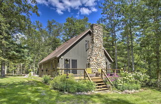 Foto 1 - Tranquil Riverside Home w/ Wraparound Deck & Views