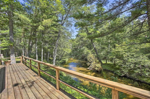 Foto 4 - Tranquil Riverside Home w/ Wraparound Deck & Views